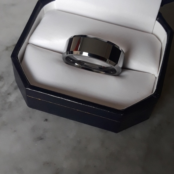 Tungsten Ring - Picture 3 of 8